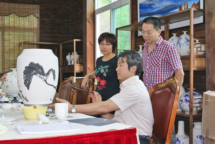 福建省美协副主席王来文在泓翰美术馆白瓷创作基地